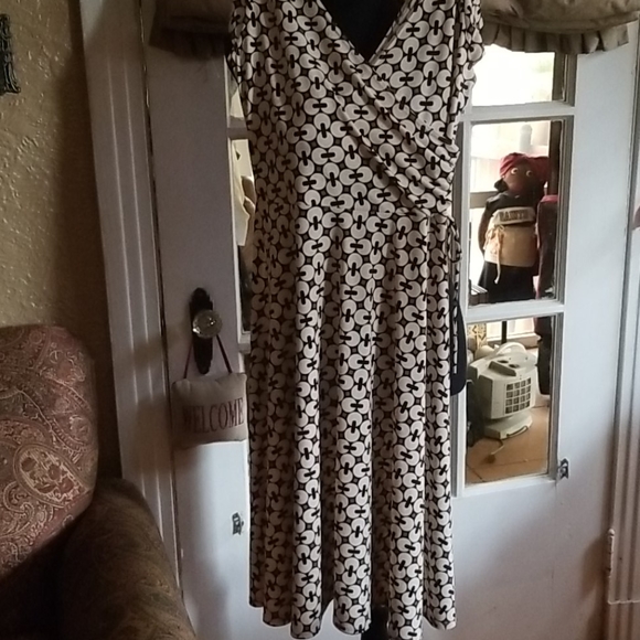 Dress - Picture 2 of 4